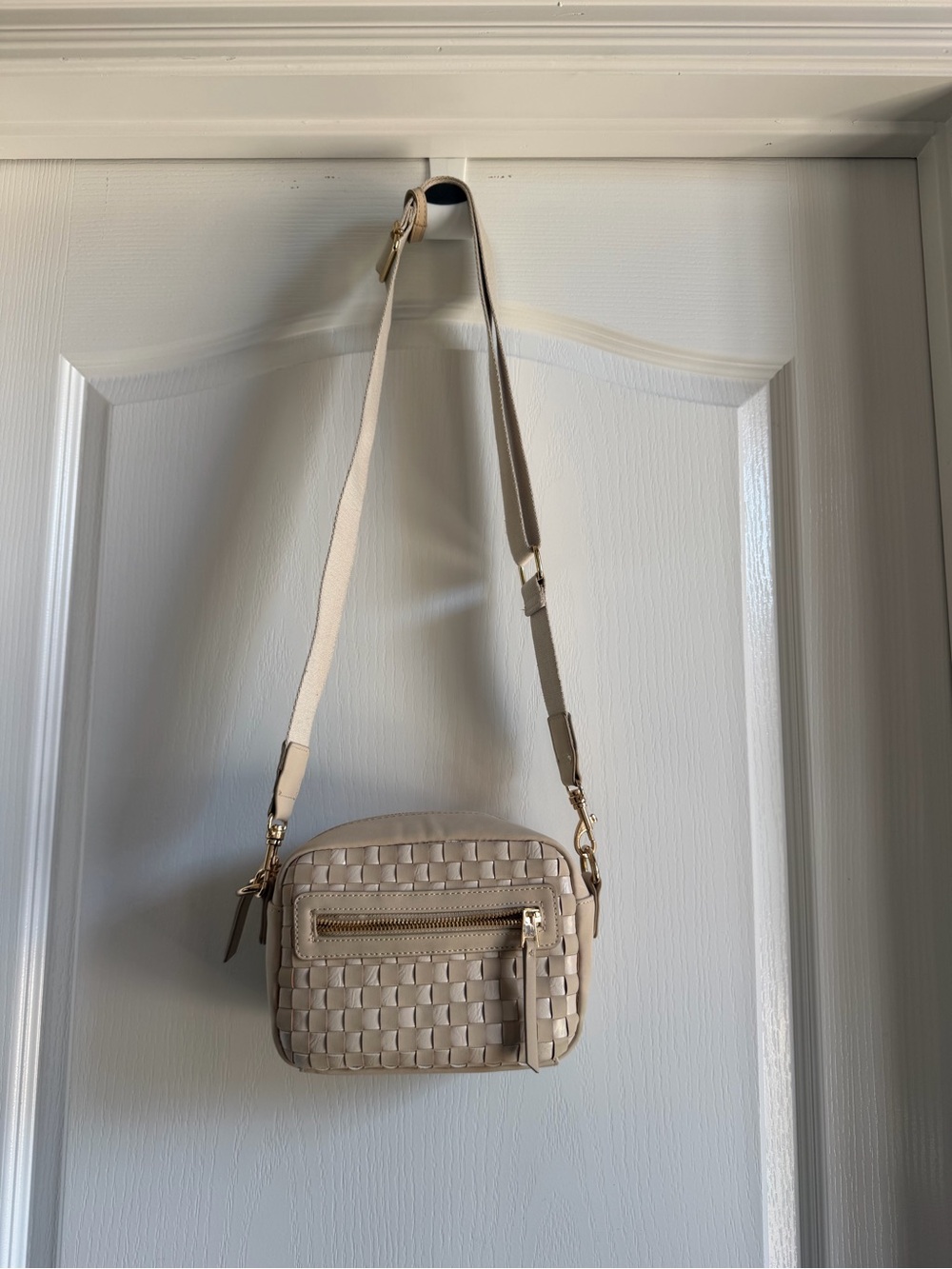 Universal Thread Woven Crossbody Bag in Light Beige